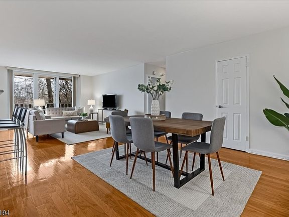 2nd image of 530 Valley Rd - 3L #3L