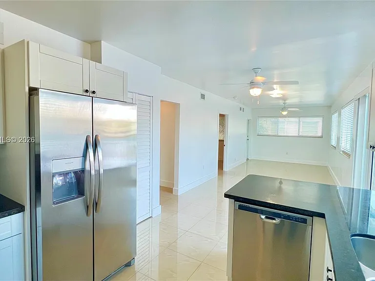 8227 Crespi Blvd #4 — Photo 11