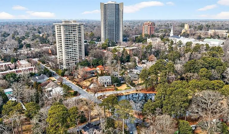 2575 Peachtree Rd NE #7E — Photo 2
