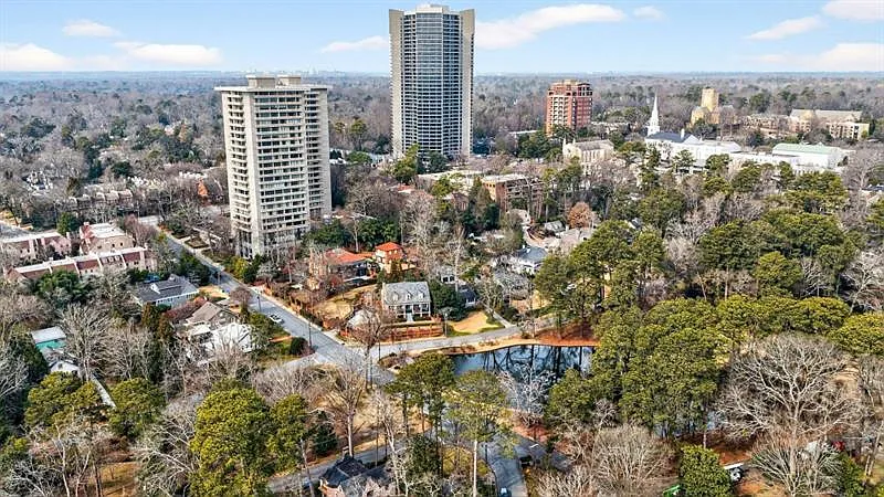 Building Photo - 2575 Peachtree Rd NE #7E