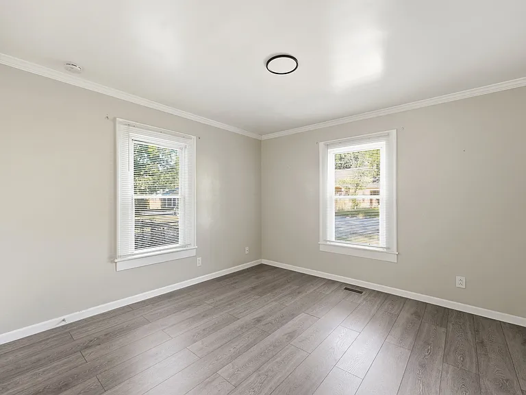 214 Markham St — Photo 6