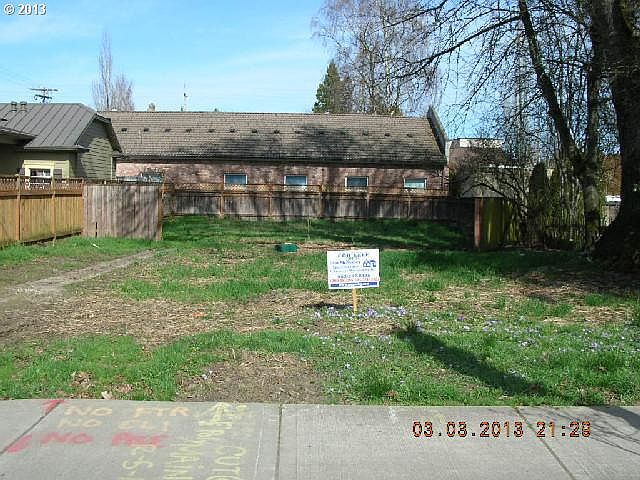1st image of 915 SE Oak St