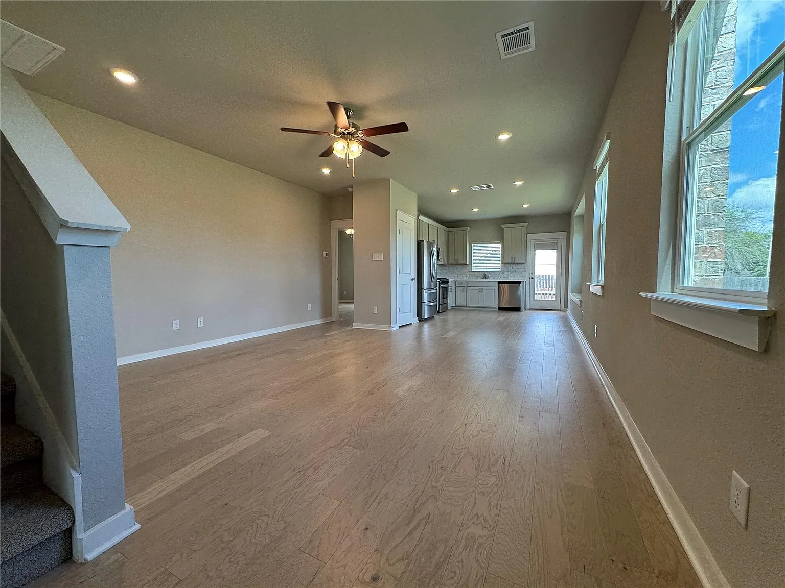 4 bed, 2.5 bath, 2124 sqft, $2,250 — Photo 3