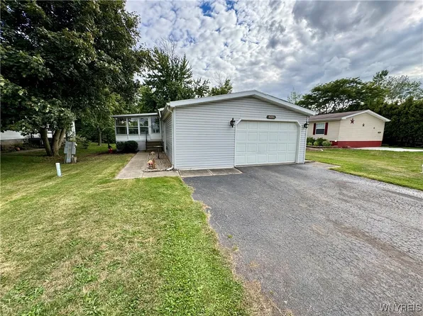 6250 Corwin Sta, Newfane, NY 14108