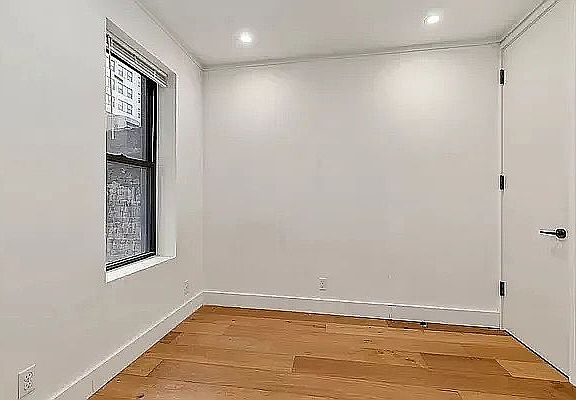 3rd image of 401 E 50th St APT 4D
