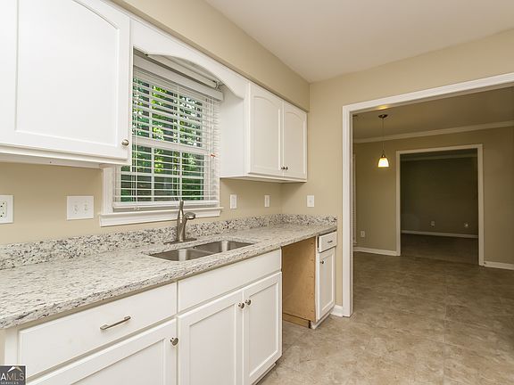 5th image of 320 Sumter Dr