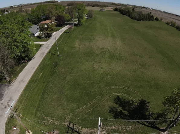 1 Lake Dr, Sibley, IL 61773