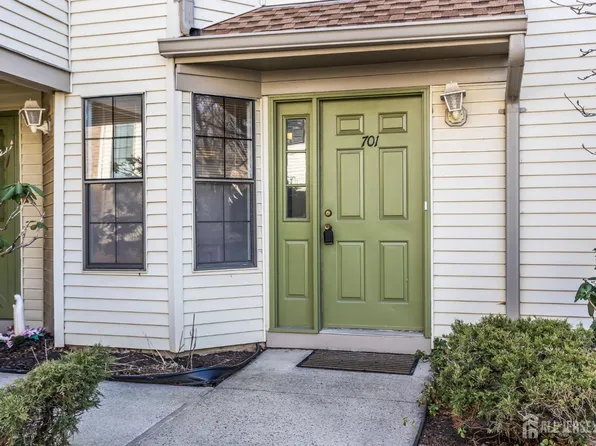 701 Sunshine Ct, Parlin, NJ 08859