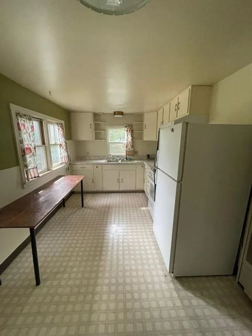 Three Bedrooms on West 2nd Ave — Photo 2