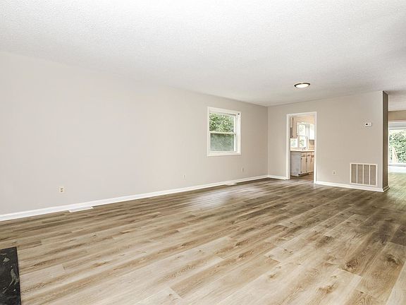 4th image of 1207 Charter Oak Dr