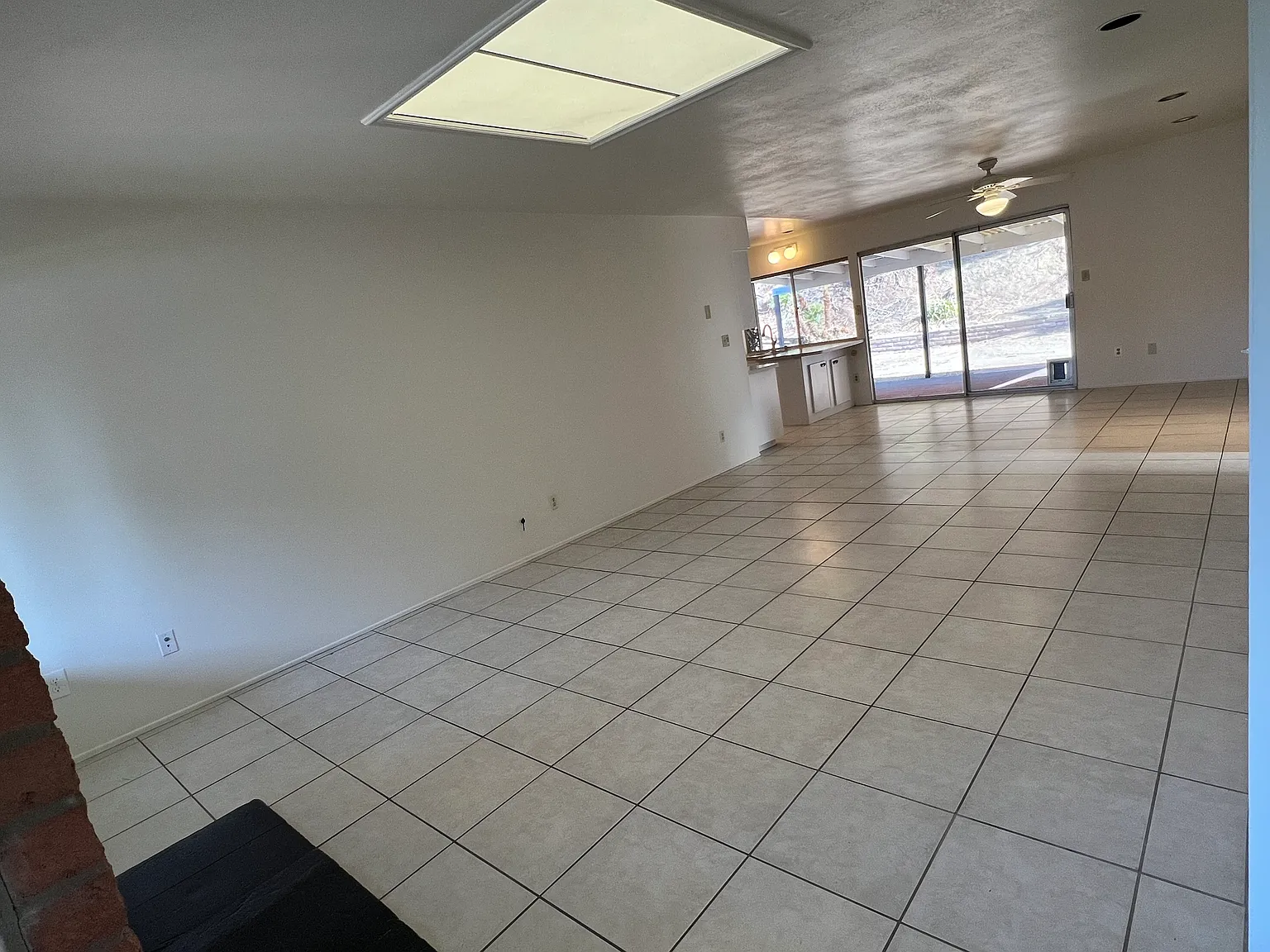 4 bed, 1300 sqft, $4,190 — Photo 4