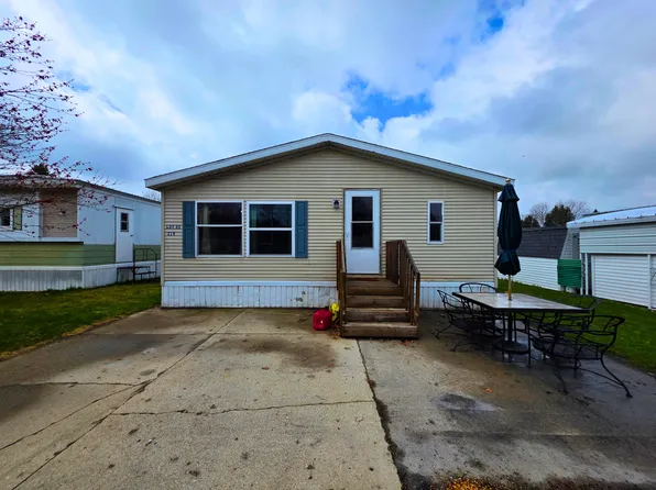 219 Circle Dr, Fremont, MI 49412