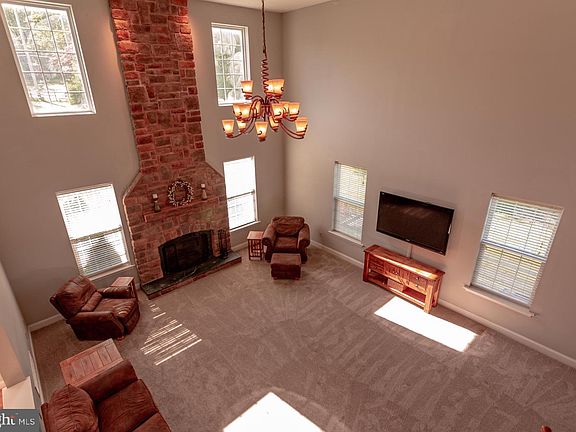 5th image of 220 Horseshoe Ln