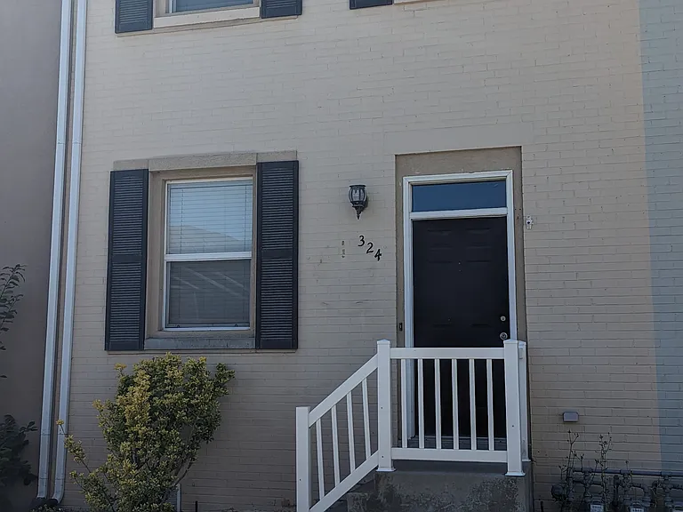 324 E Yellow Feather Dr — Photo 2