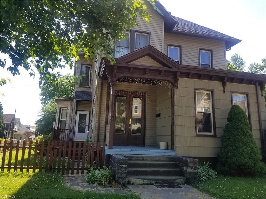 307 2nd St NE photo 1
