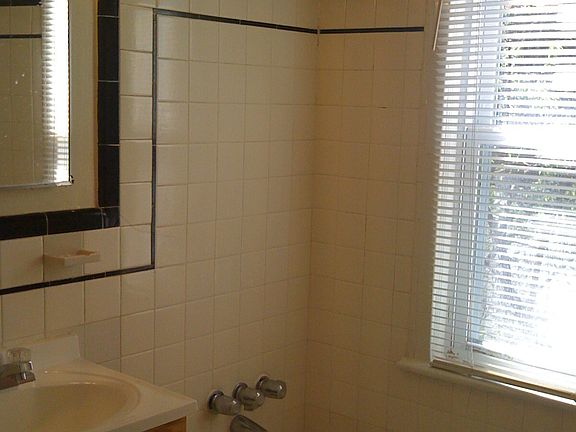 5th image of 4236 Benning Rd NE #11502758