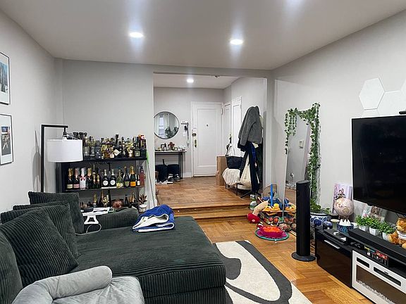 2nd image of 2160 Bronx Park E APT 1B