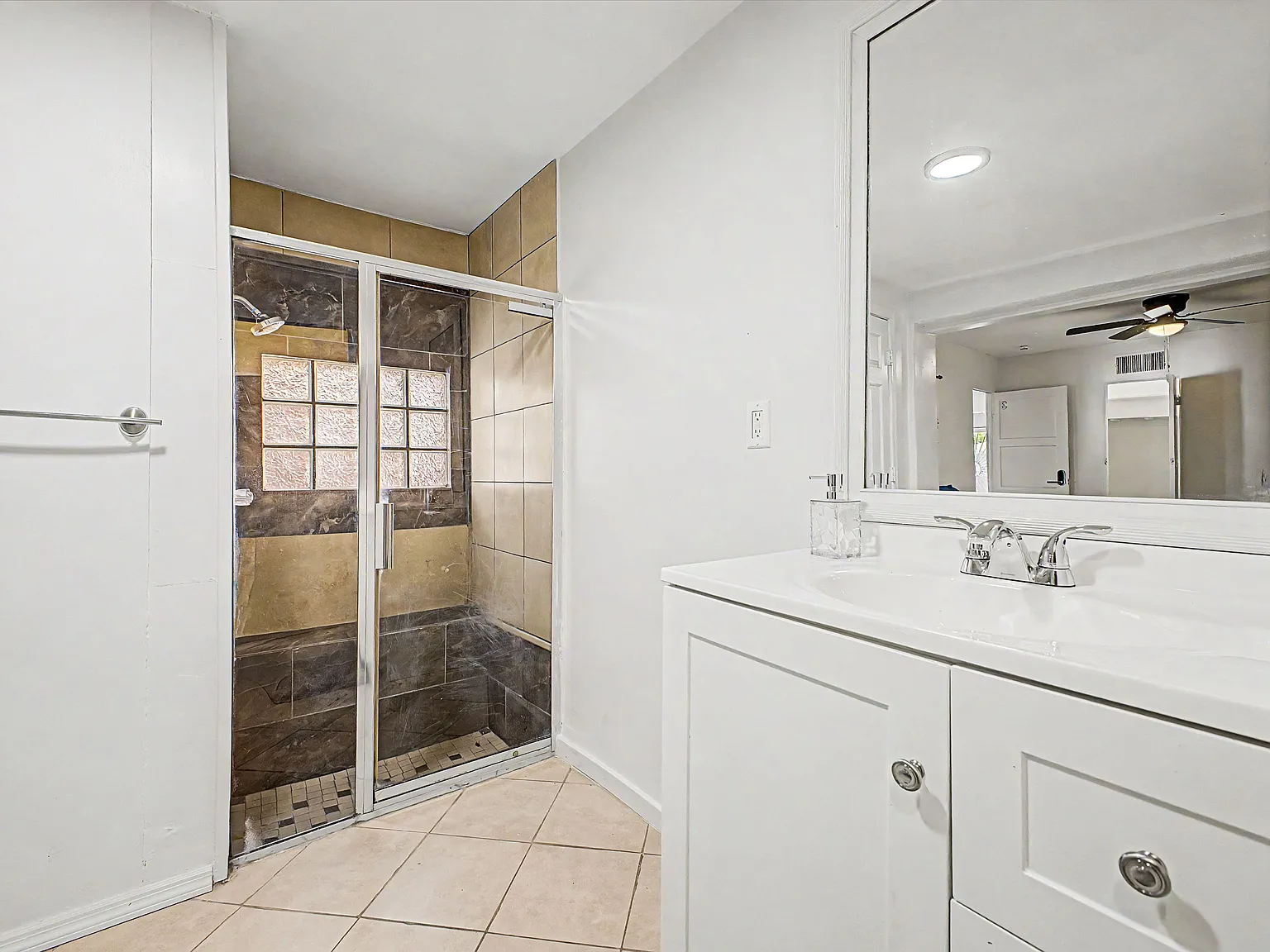 4 bed, 3.0 bath, 1600 sqft, $1,066 — Photo 3