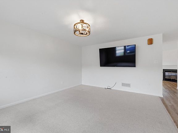 4th image of 230 Sulky Way