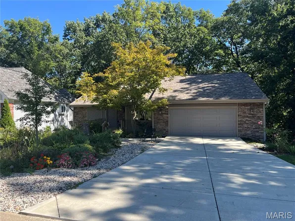 740 High Point Dr, Lake Saint Louis, MO 63367