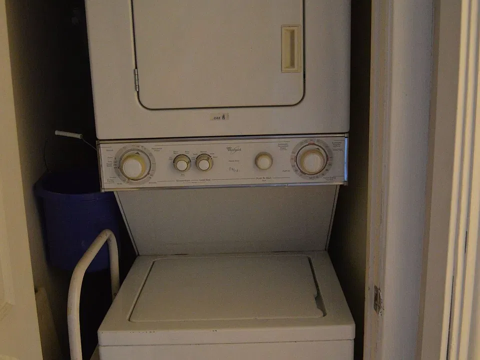 Washer/dryer included