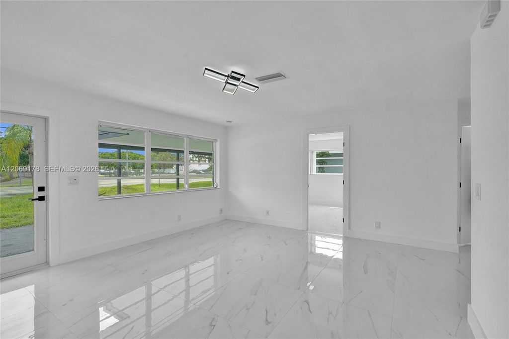 1220 NE 8th St, photo 5