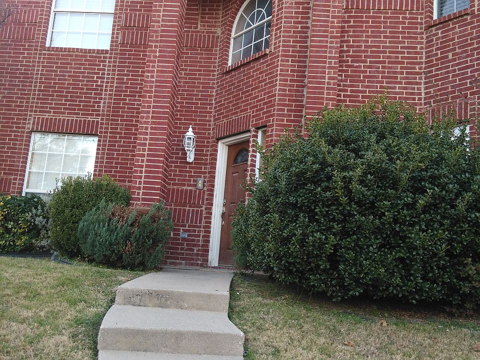 1st image of 820 Parkview Cir