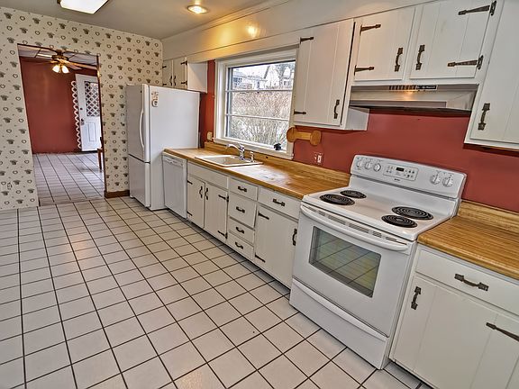 4th image of 19 Aspinwall Ave