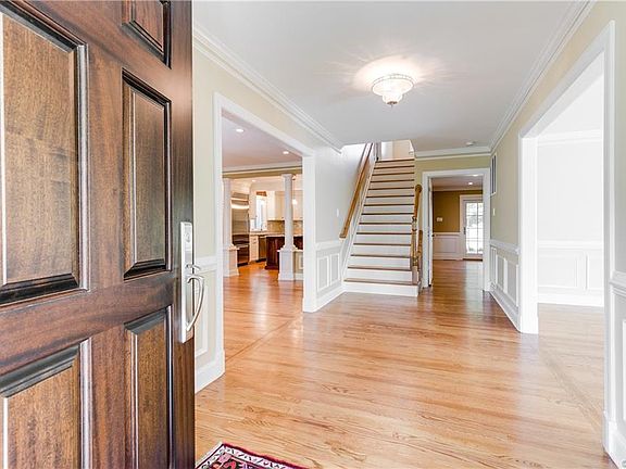 4th image of 209 Walsing Dr