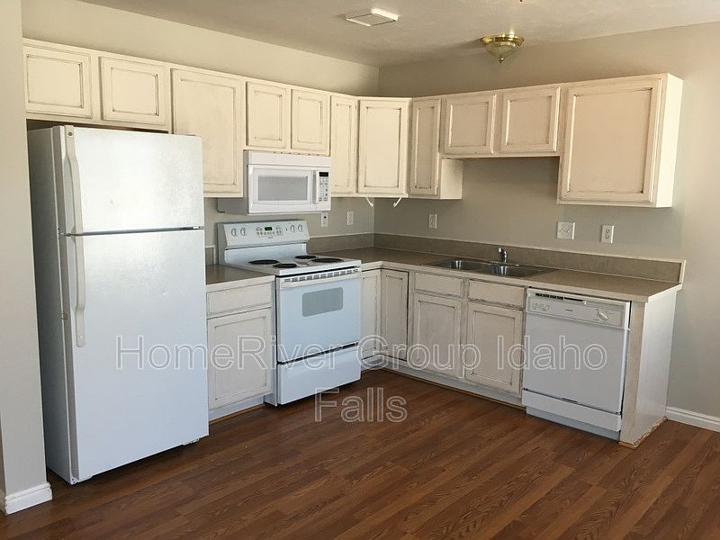 1st image of 3530 Greenfield Dr
