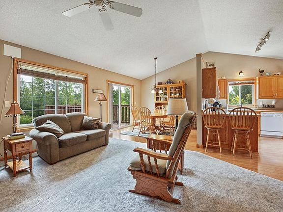 4th image of 40737 Fahrion Ave