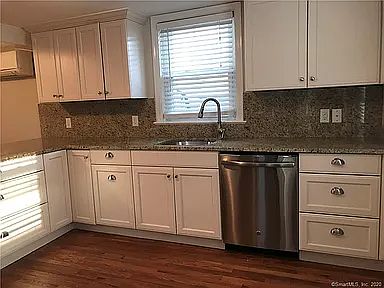 3rd image of 40 Ledge Ave #2