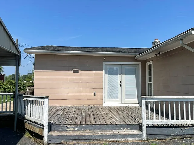 670 Emily Ln — Photo 2