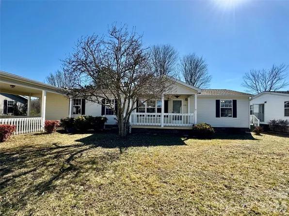 436 Riverwind Dr, Hendersonville, NC 28739