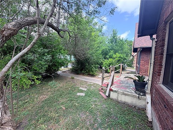 4th image of 537 Naples St