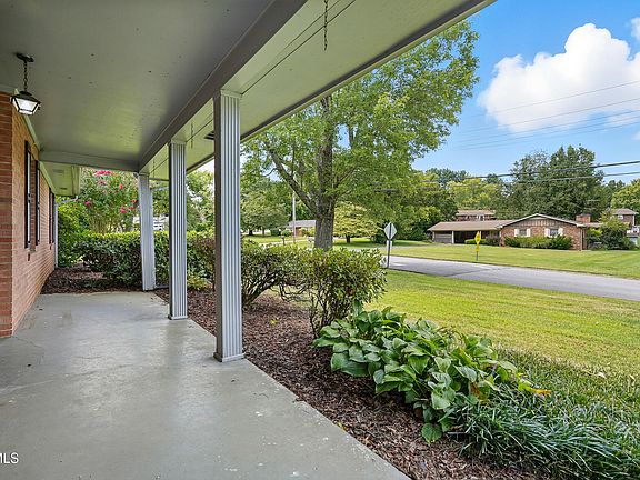 5th image of 211 Bonita Dr