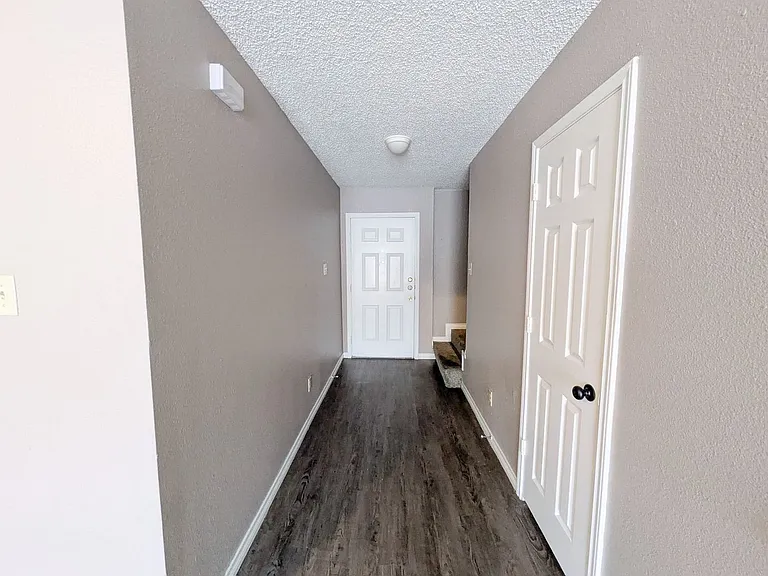 Laurel Square Townhomes — Photo 8