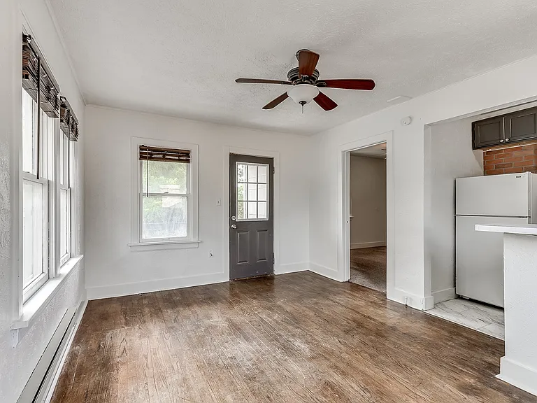 2111 N Linn Ave — Photo 11