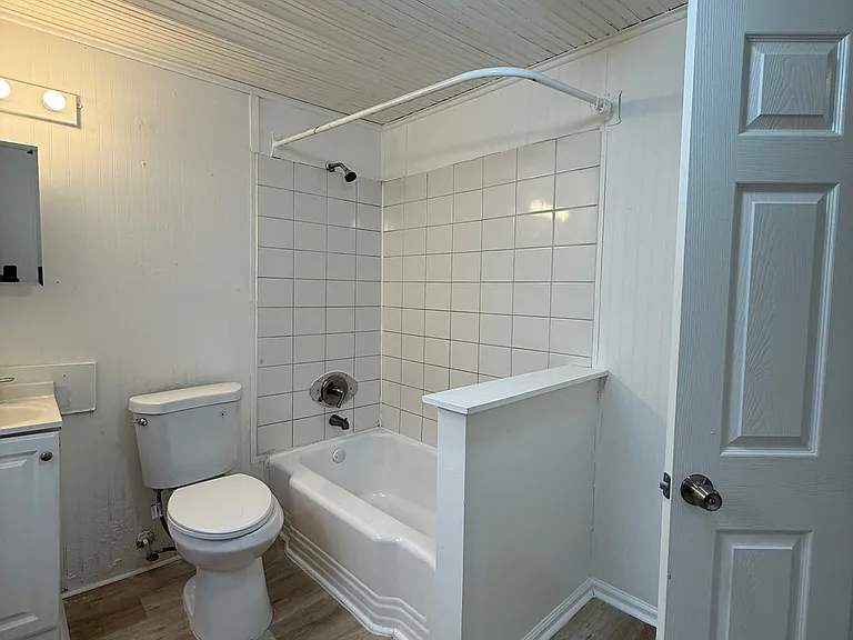 933 Beatty St — Photo 14