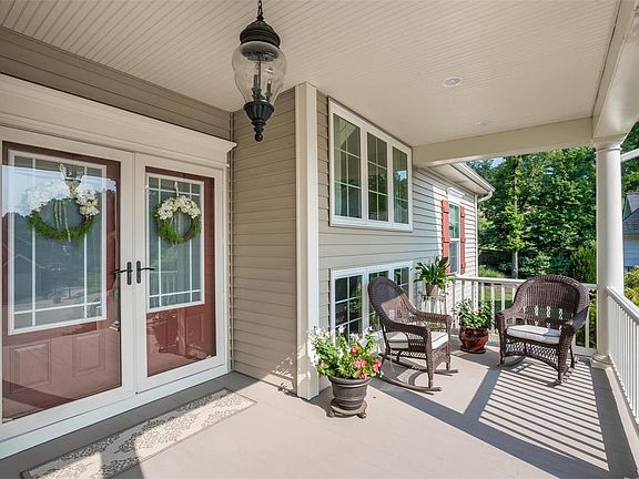 3rd image of 1075 Barberry Ln
