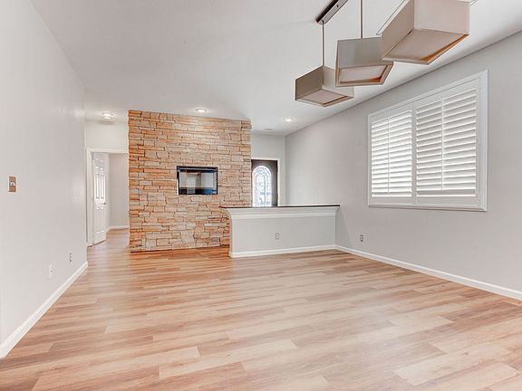 4th image of 325 Brilliant Summit Cir