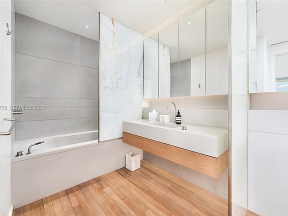 4th image of 2901 Collins Ave #1408