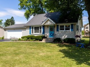 1203 Bayview Dr, Fox River Grove, IL 60021