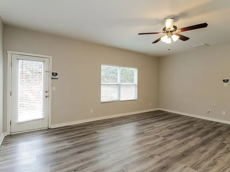 1048 Joselynn Dr — Photo 6