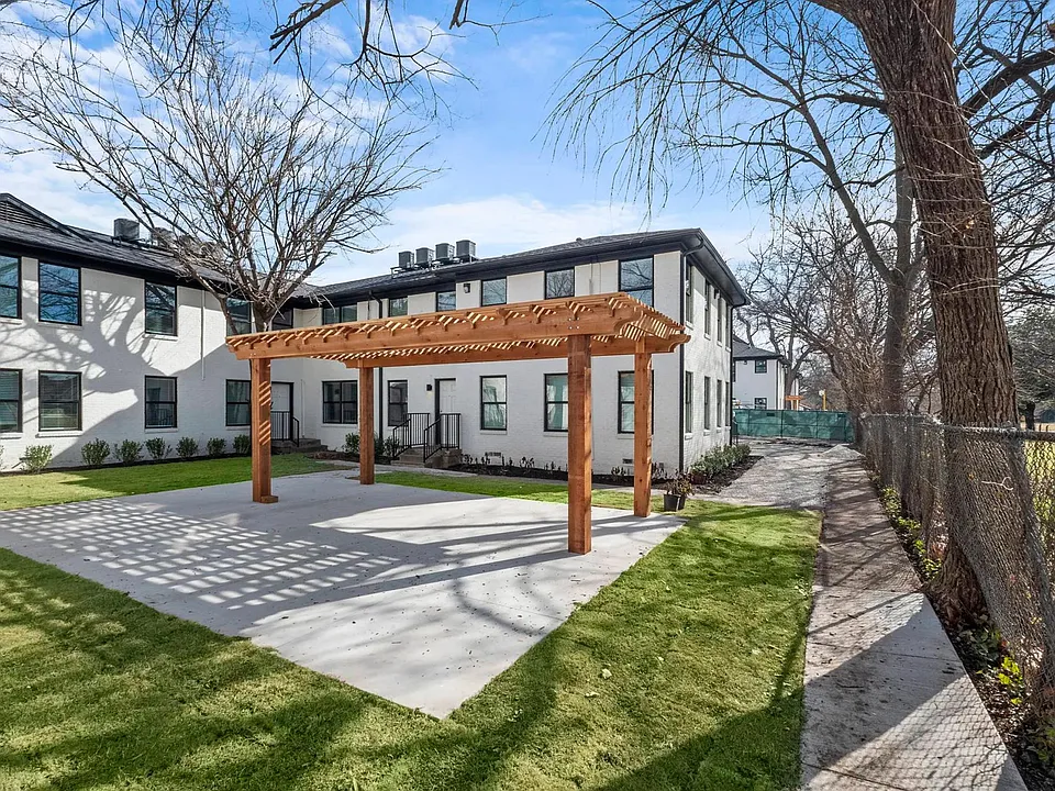 BUCKNER PARK LOFTS