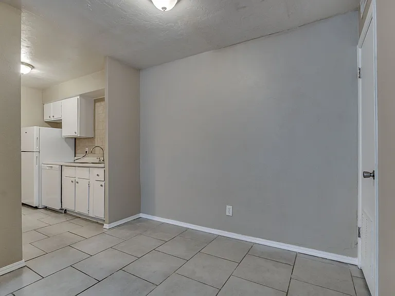 6026 Nw Expy #C — Photo 11