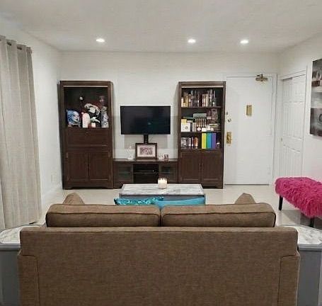 2nd image of 256 Lakeshore Rd E #3