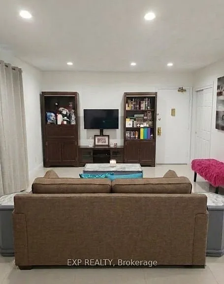 256 Lakeshore Rd E #3 — Photo 2