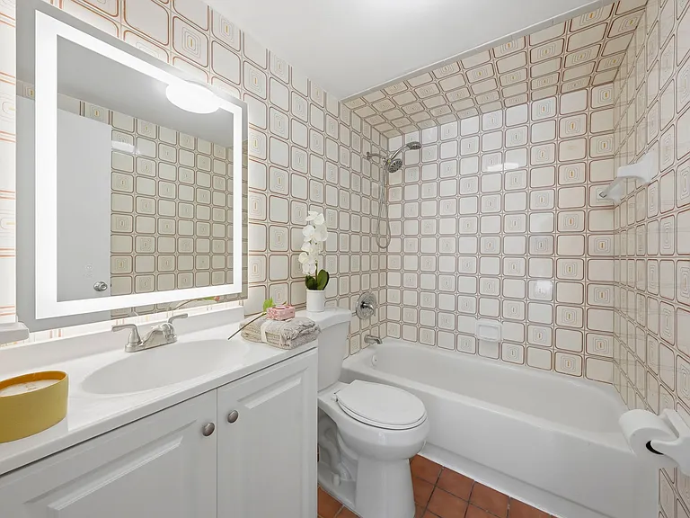 305 W 68th St #206 — Photo 10