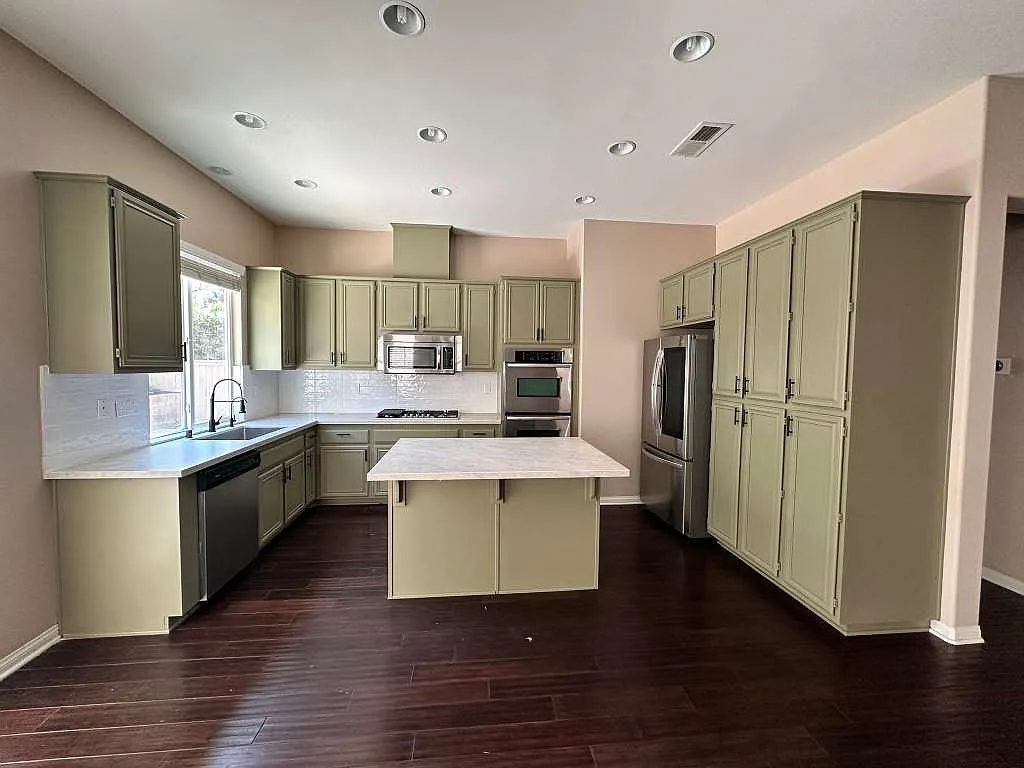 5 bed, 2825 sqft, $5,800 — Photo 4